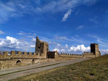 Kırım 'daki Pike tüneği yılındaki Ceneviz Kalesi' nin taş duvarı yazın bulutlu mavi gökyüzünün arka planına karşı. Seyahat konsepti. Mobil fotoğraf.