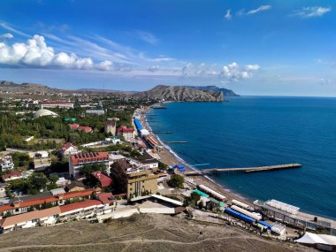 Ceneviz kalesinden Sudak şehri ve Karadeniz Körfezi manzarası. Seyahat konsepti. Mobil fotoğraf.