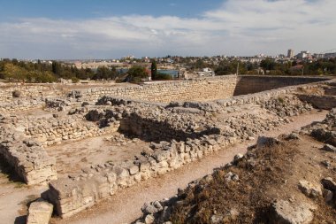 Uzakta bulunan Chersonesos ve Sivastopol kentlerindeki antik binaların kalıntıları. Seyahat kavramı.