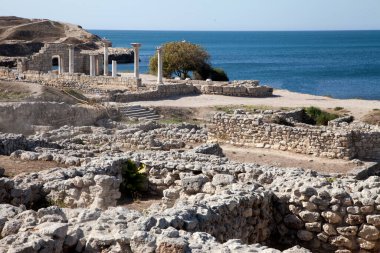 Uzakta Saryn şehri Chersonesos ve Karadeniz 'in kalıntıları görülüyor. Kırım. Seyahat kavramı.