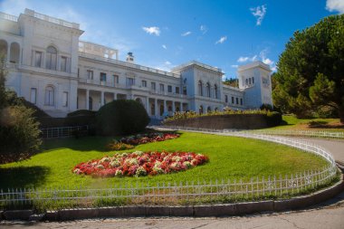 Yazın mavi gökyüzüne karşı Kırım 'la Livadia Sarayı. Seyahat konsepti. 2 Ekim 2020