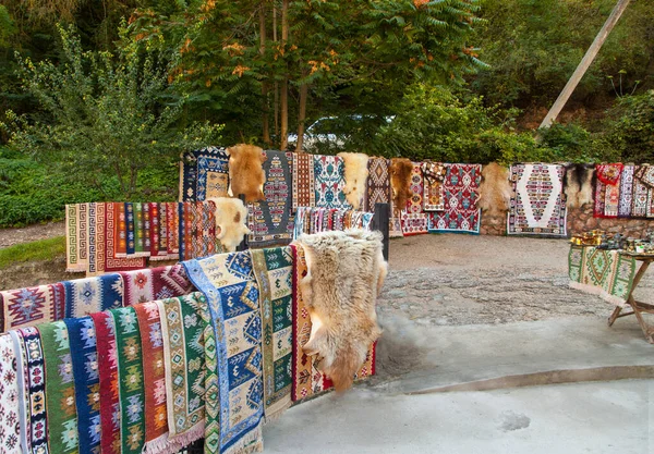 Prodej Koberců Kožešin Zvířat Trhu Bakhchisarai Létě — Stock fotografie