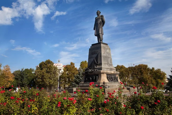 Amiral Nakhimov Anıtı Yazın Kırım Sivastopol Güllerle Çevrilidir Yatay Olarak — Stok fotoğraf