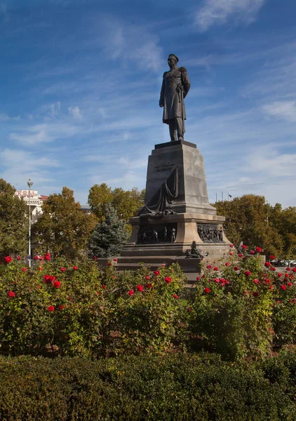 Monumento Almirante Nakhimov Rodeado Rosas Sevastopol Crimeia Verão Verticalmente Conceito — Fotografia de Stock