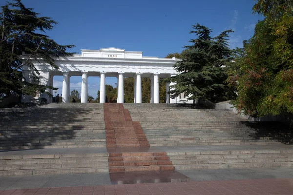 Kolonnade Und Treppe Zum Grafensteg Sewastopol Auf Der Krim Sommer lizenzfreie Stockfotos