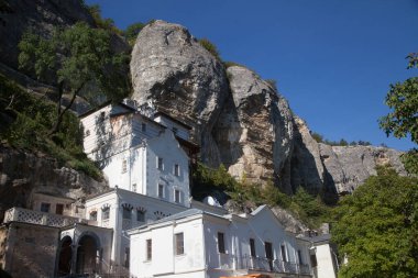 Kırım 'daki Bakhchisarai kayasındaki Kutsal Dormition Manastırı. Seyahat kavramı.
