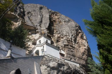 Kırım 'daki Bakhchisarai kayasındaki Kutsal Dormition Manastırı. Seyahat kavramı.