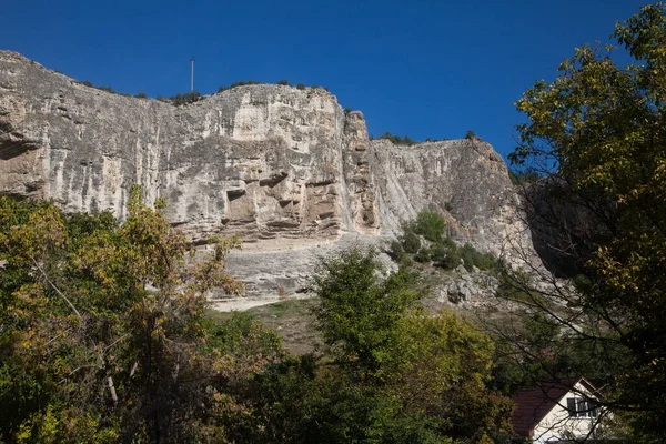 Yazın Kırım Bakhchisarai Civarındaki Kayalar Mavi Gökyüzüne Karşı Seyahat Kavramı — Stok fotoğraf