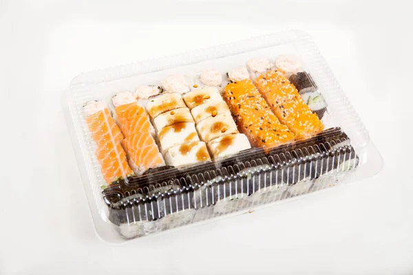Zestaw Sushi Plastikowym Pojemniku Białym Tle Dostawa Rolki — Zdjęcie stockowe