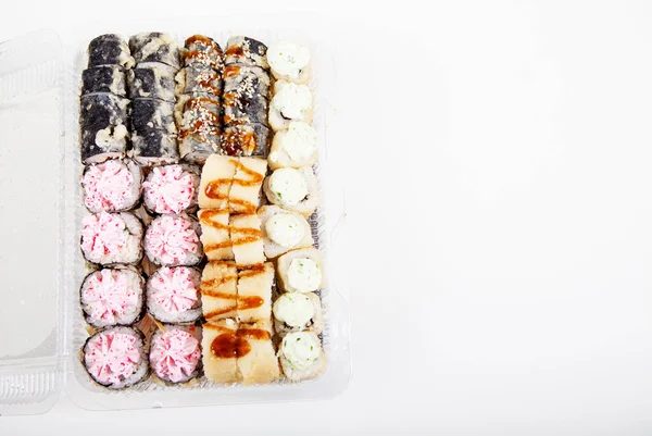 Plastikbox Mit Verschiedenen Sushi Sets Rollen Auf Weißem Hintergrund Hauszustellung — Stockfoto