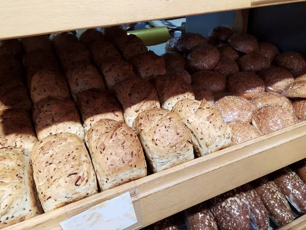 Świeżo Upieczony Zdrowy Chleb Dodatkiem Nasion Znajduje Się Półce Piekarni — Zdjęcie stockowe