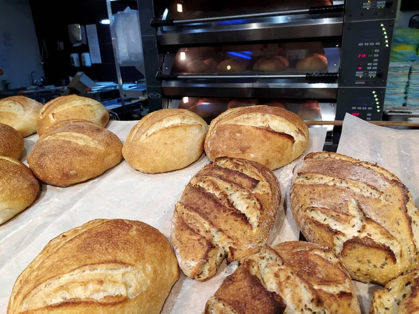 Свежеиспеченные Хлебы Лежат Подносе Пекарне Заднем Плане Горячая Печь — стоковое фото