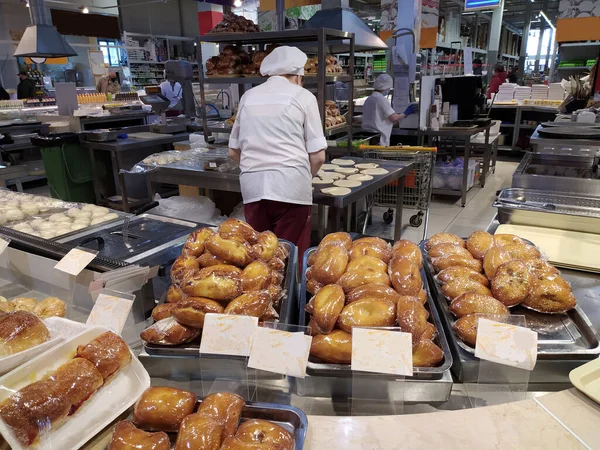 Kobiety Pracują Piekarni Świeżo Upieczone Ciasta Bułki Pakowane Foliowe Opakowanie — Zdjęcie stockowe