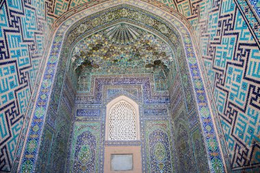 Özbekistan, Semerkant 'taki Registan Meydanı' nda mozaiklerle süslenmiş bir medresenin cephesinin bir parçası..