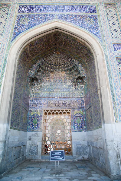 Fragment Facade Madrasah Decorated Mosaics Registan Square Samarkand Uzbekistan — Stock Photo, Image