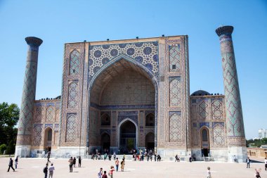 Özbekistan, Semerkant 'taki Registan Meydanı' nda mozaiklerle süslenmiş Ulugbek medresesi. 29.04.2019
