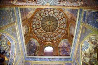Semerkant 'taki Registan Meydanı' ndaki Sherdor Madrasah 'ın içinde altın ve mozaiklerle süslenmiş tavan. 29.04.2019
