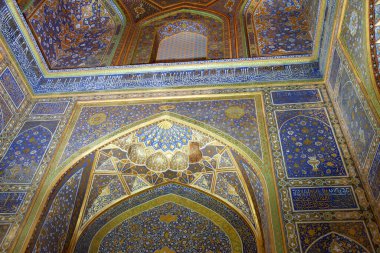 Semerkant 'taki Registan Meydanı' ndaki Ulugbek 'te bulunan Sherdor Madrasah' ın içinde altın ve mozaiklerle süslenmiş tavan. 29.04.2019