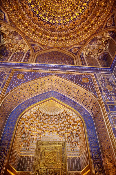 Semerkand Daki Registan Meydanı Ndaki Sherdor Madrasah Içinde Zengin Dekore — Stok fotoğraf