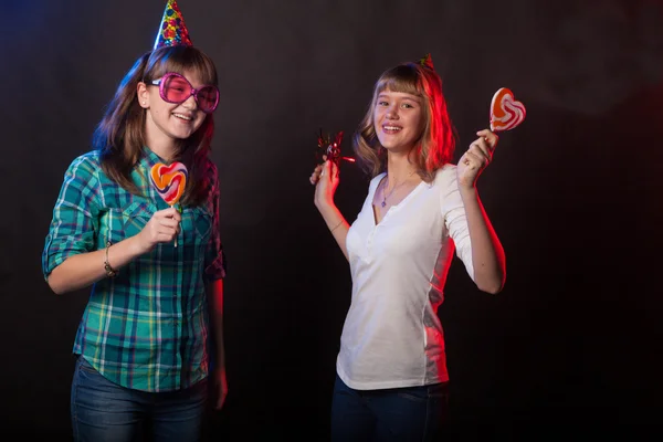 Two teenage girls having fun and dancing — Stock Photo, Image