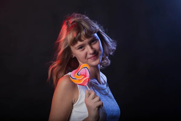 Adolescente chica bailando sobre un fondo negro — Foto de Stock