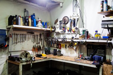 Garajda araçlarıyla tezgah