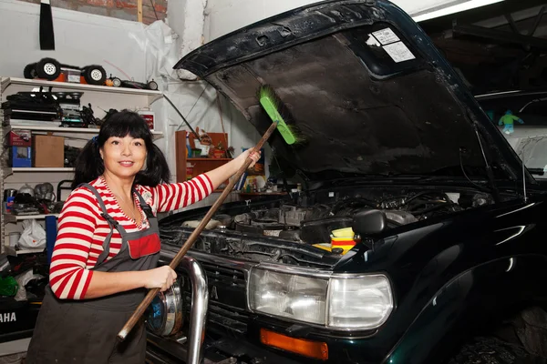 Frau brünette wäscht Wischmopp-Maschine — Stockfoto