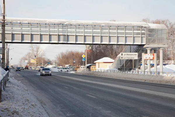 Autopista con un puente peatonal en invierno — Foto de Stock