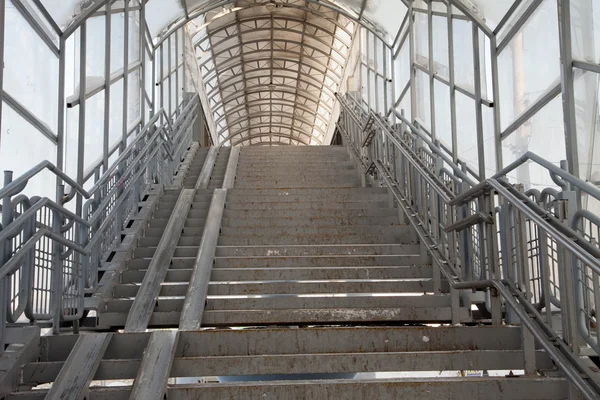 İçinden yaya köprüsü