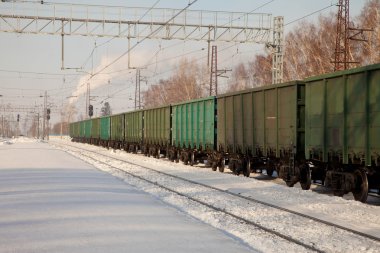 istasyonda yük arabalar