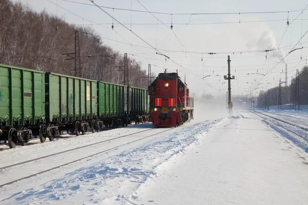 Lokomotive fährt auf Schienen — Stockfoto