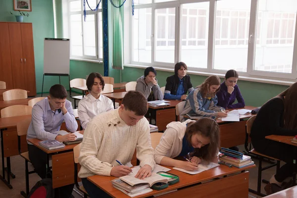Eleverna lyssna på läraren i klassrummet — Stockfoto