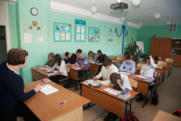 Estudiantes escuchan al profesor en el aula — Foto de Stock