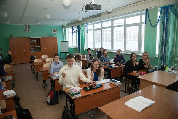 Elevii ascultă profesorul în sala de clasă — Fotografie, imagine de stoc