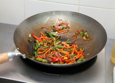 bir tavada kavurma sebze