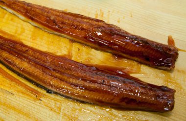 dilimlenmiş füme yılan balığı