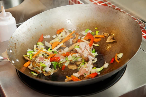 Arrosto di verdure con carne e funghi Fotografia Stock