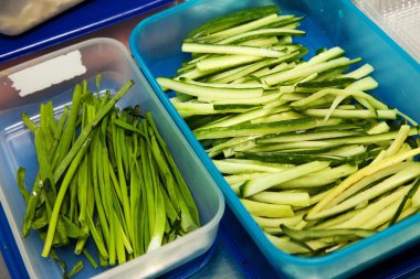 yeşil soğan ve dilimlenmiş salatalık