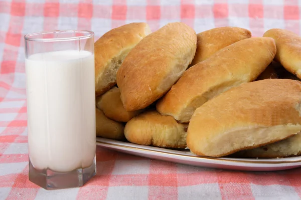 Glas mjölk och kakor på en plåt — Stockfoto
