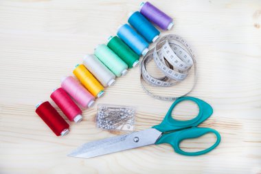 biriktiricileri iplik, iğne, santimetre, makas