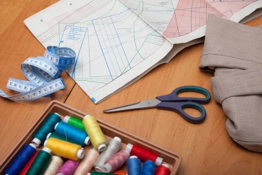 makas, makaralar iplik, iğne, santimetre