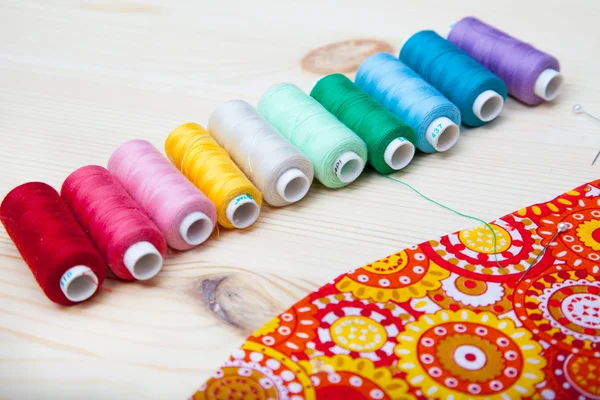 Spoelen en stof voor het naaien — Stockfoto