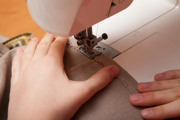 Dikiş makinesine dikiş dikiyorum.