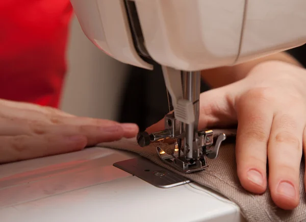 Dikiş makinesine dikiş dikiyorum.