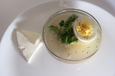 kase yumurta ve Yeşiller ile suyu