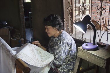 Ana batik için hüküm koyar. Jambi, Sumatra, Endonezya, 31 Temmuz 2011