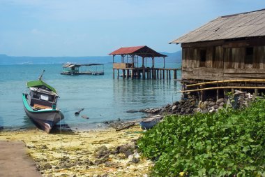 Tekne ve göl balıkçı köyü kıyısında