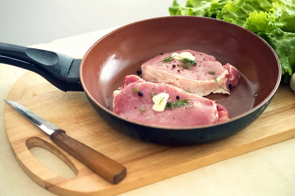 Fleischstücke in einer Pfanne — Stockfoto