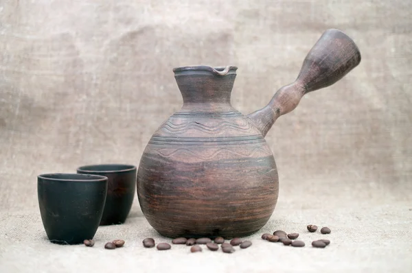 Ceramica Turco, tazza e chicchi di caffè intorno — Foto Stock