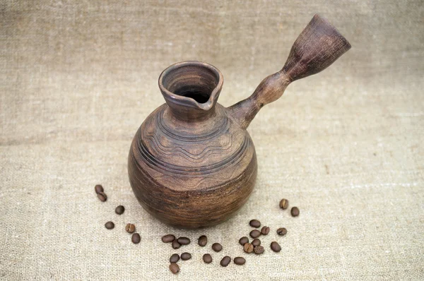 Keramiska Turk och kaffebönor runt — Stockfoto